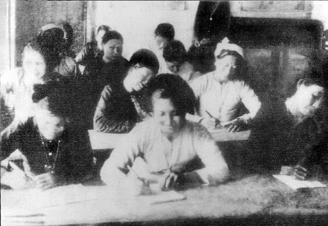Una clase de enseñanza de letras en Hanoi en los primeros días de la independencia. La “educación popular” es un movimiento para erradicar el analfabetismo entre todo el pueblo, lanzado el 8 de septiembre de 1945 por el Gobierno Provisional de la República Democrática de Vietnam. (Foto: VNA)