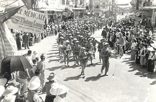 Soldados del Ejército Popular de Vietnam entraron para tomar la capital de Hanoi el 10 de octubre de 1954. (Foto: VNA)