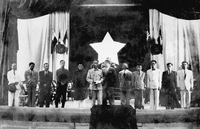 El Presidente Ho Chi Minh y los miembros del Gobierno tomaron juramento en la Asamblea Nacional el 2 de marzo de 1946. (Foto: VNA)