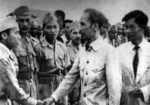 El presidente Ho Chi Minh visita una unidad militar de Hanoi a principios de 1947. (Foto: VNA)