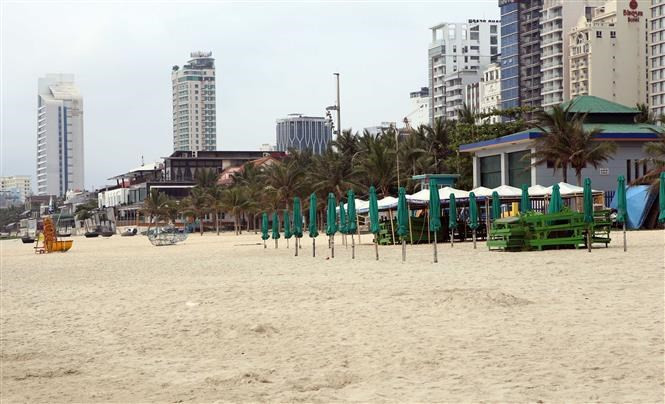 Playas en Da Nang queda vacía al implementar el distanciamiento social (Foto: VNA) 