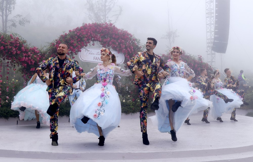 Programas artísticos atraen a los turistas en Fansipan Legend, en Sapa, provincia norteña de Lao Cai (Foto: VNA)