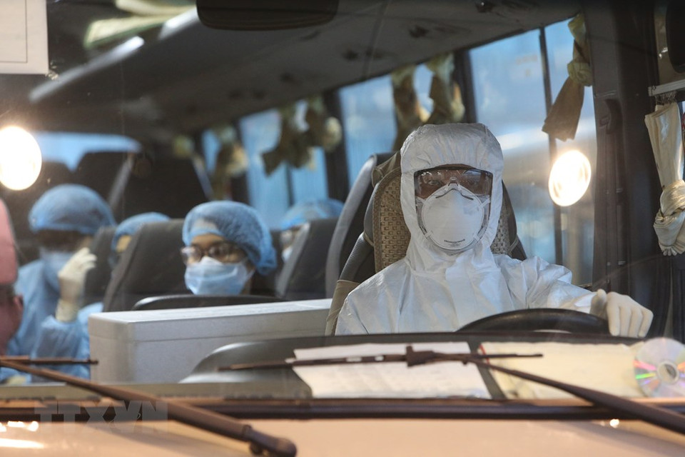 Los viajeros fueron llevados a la zona de cuarentena para su monitoreo (Foto: VNA)