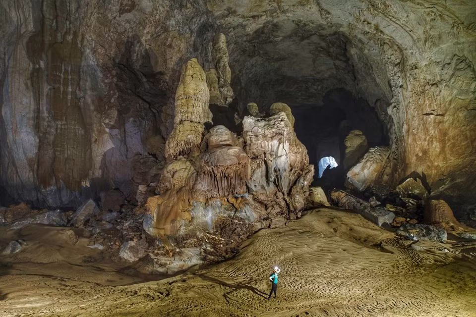 Para entrar en la cueva, los aventureros deben superar un camino empinado, a lo largo de un río subterráneo. Este tramo, con anchura de 92 metro, que posee una bóveda de 244 metros de ancho, puede contener un edificio de 40 pisos en Nueva York. (Foto: Vietnam+)