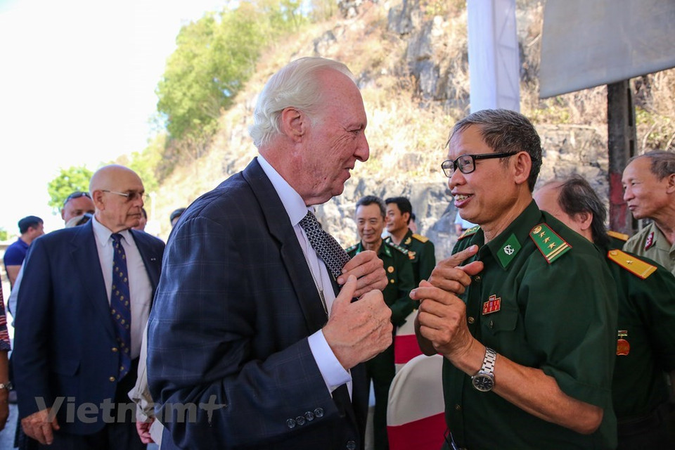 El veterano de guerra estadounidense Matt Keenan se encuentra con Nguyen Van Ton, uno de los que participó en la defensa del Puente Ham Rong durante la feroz bombardeo de las tropas aéreas estadounidenses hace más de 55 años (Foto: VNA)
