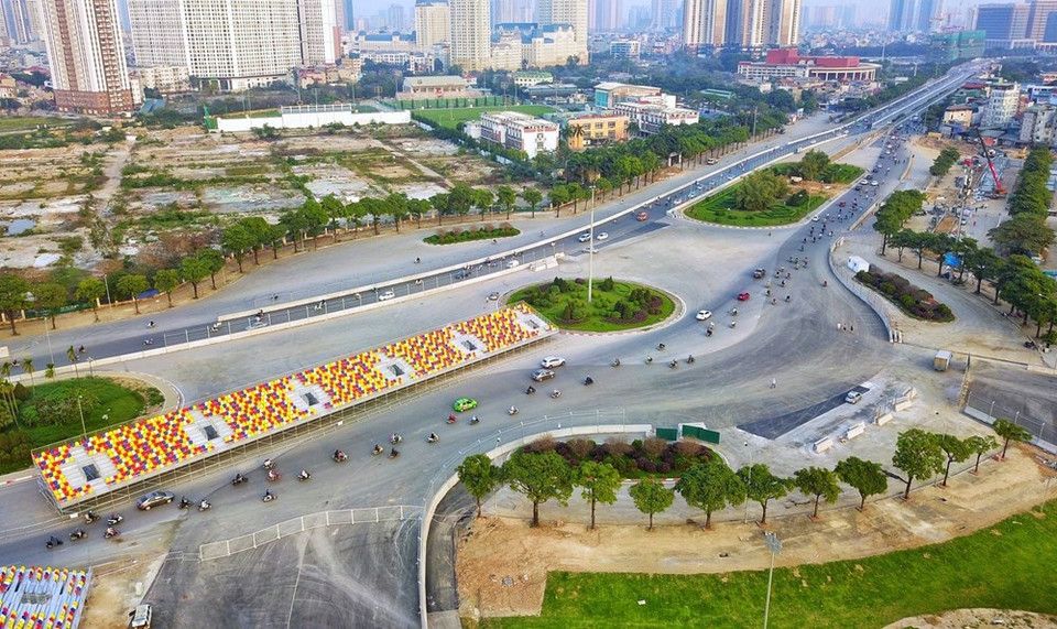 El tramo más recto de la carrera tiene una longitud de 1,3 km, donde los pilotos pueden alcanzar una velocidad máxima de 335 km/h. (Foto: VNA)