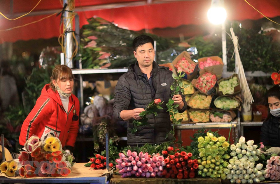 Noche en el mercado de flores Quang Ba en vísperas del Nuevo Año Lunar (Foto: VNA)