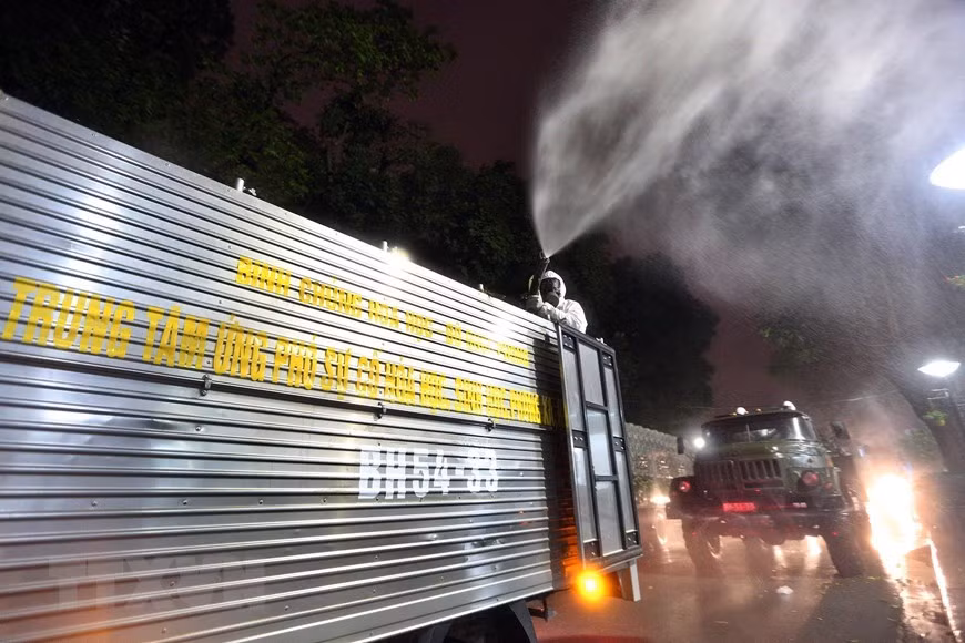 Se utilizan vehículos especiales para desinfectar el Hospital Bach Mai, en el distrito de Dong Da (Foto: VNA)