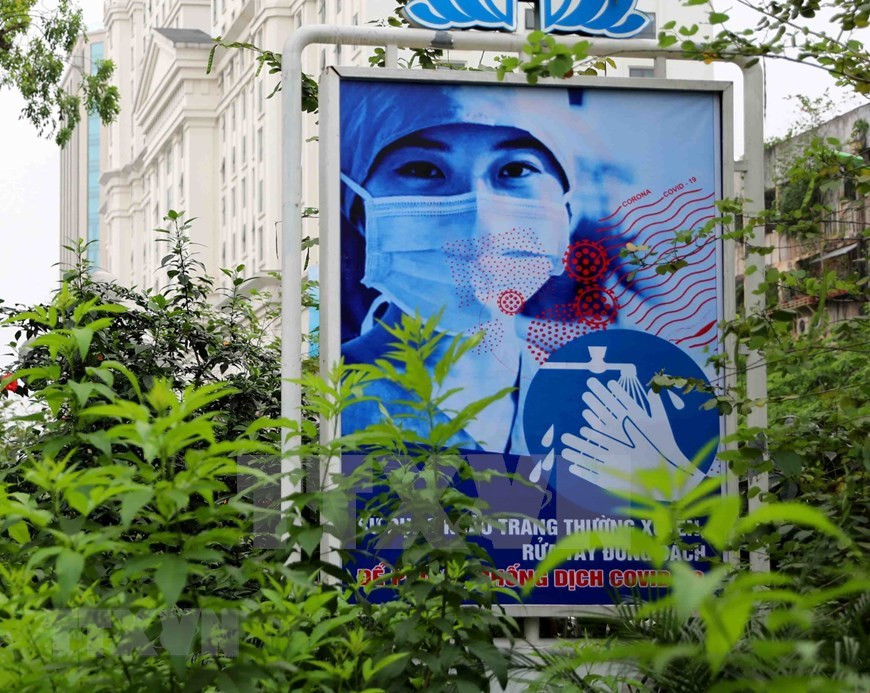 Un cartel en la entrada del mercado Dong Xuan en el casco antiguo de Hanoi (Foto: VNA)