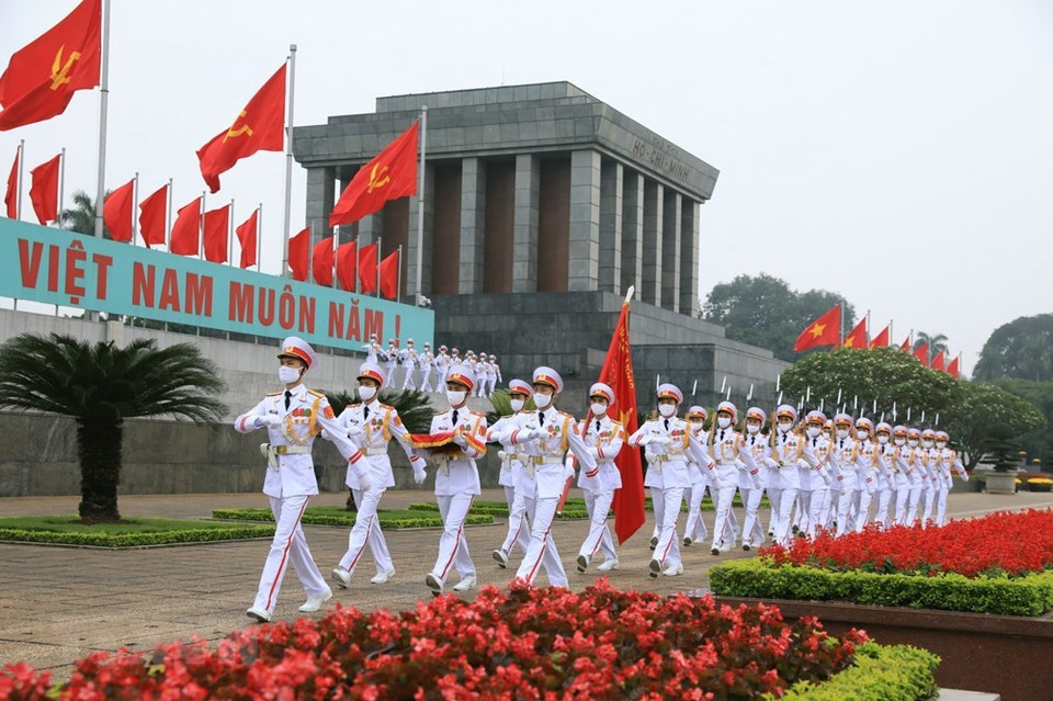 La ceremonia de izamiento de la bandera nacional en la plaza Ba Dinh en la mañana del 30 de abril de 2020. (Foto: VNA) 