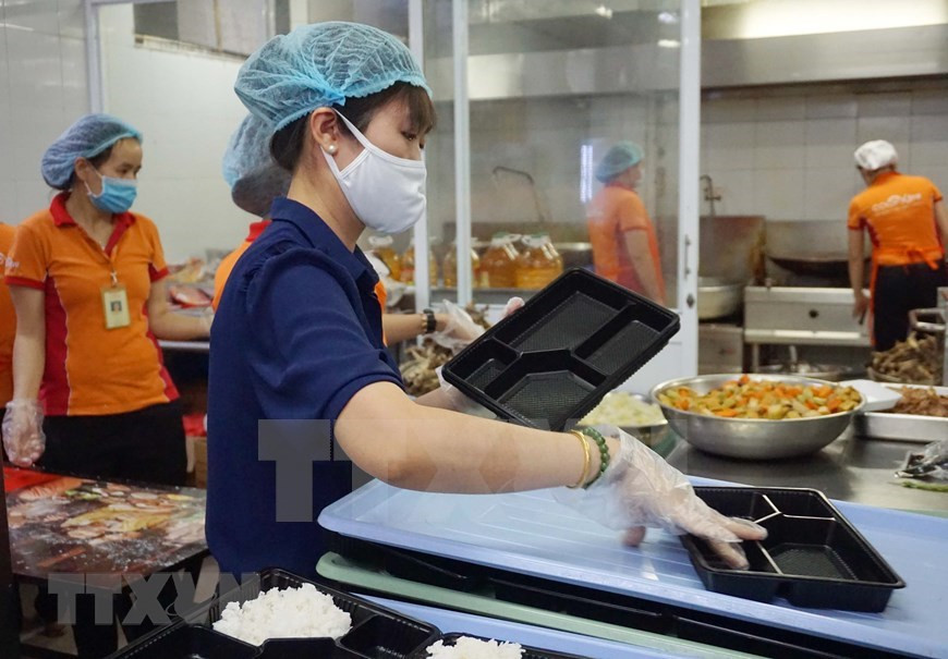 El personal de Saigon Co.op prepara las comidas que cumplen los requisitos de nutrición e higiene alimentaria (Foto: VNA)