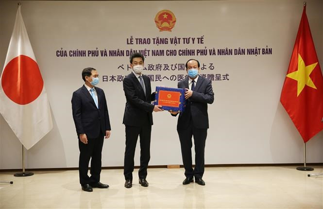 El vicecanciller vietnamita, Bui Thanh Son, y el jefe de la Oficina de Gobierno, ministro Mai Tien Dung, entregaron la donación a Asazuma Shinichi, representante de la embajada de Japón en Vietnam (Foto: VNA)