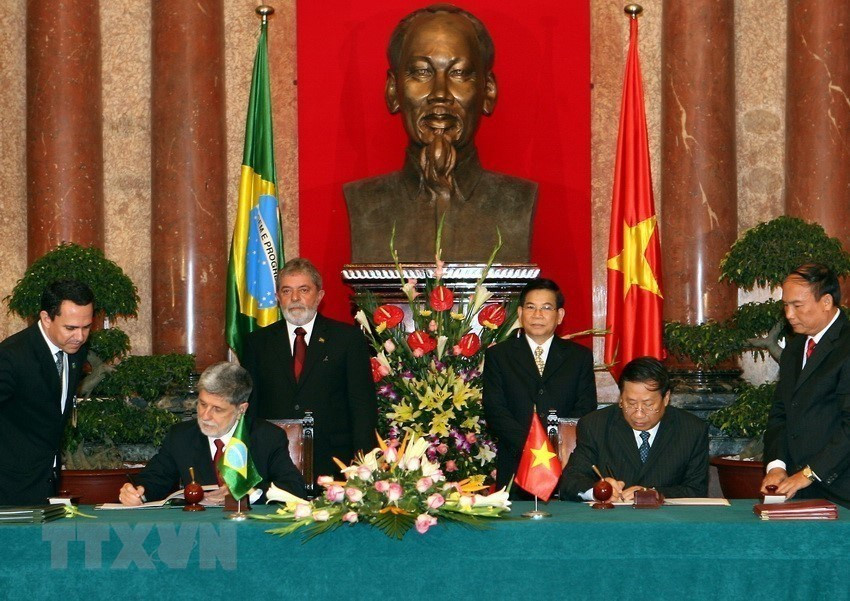 Presidente Nguyen Minh Triet y su homólogo brasileño, Luiz Inácio Lula da Silva, testimoniaron la firma del memorando de entendimiento sobre el establecimiento del Comité Gubernamental Bilateral, el 10 de julio de 2008. (Foto: VNA)