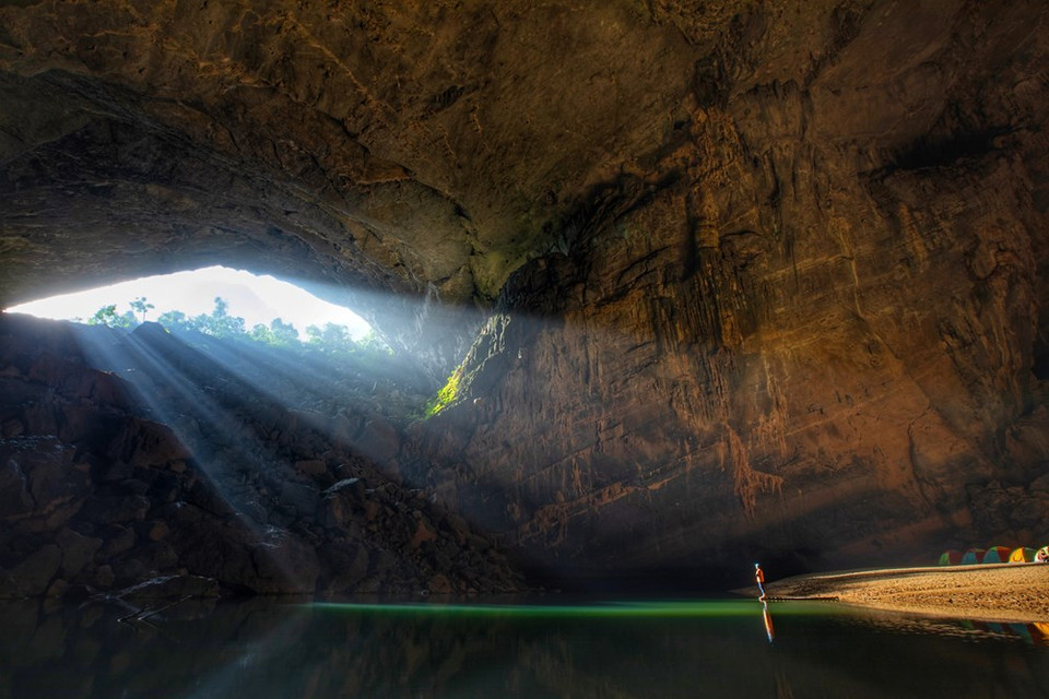 La cueva Son Doong, en el parque nacional de Phong Nha- Ke Bang, posee una anchura de 150 metros, una altitud de más de 200 metros y una longitud de casi nueve kilómetros. Se estima que su volumen llega a los 38,5 millones metros cúbicos. (Foto: Vietnam+)
