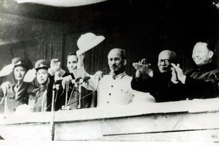 El 1 de enero de 1955, decenas de miles de capitalinos dieron la bienvenida al Comité Central del Partido, al Gobierno y al presidente Ho Chi Minh después de casi nueve años de resistencia contra las tropas francesas en las montañas del Norte. (Foto: VNA)