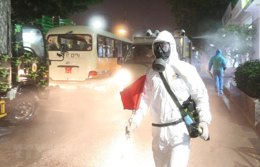 Se utilizan vehículos especiales para desinfectar el Hospital Bach Mai, en el distrito de Dong Da (Foto: VNA)