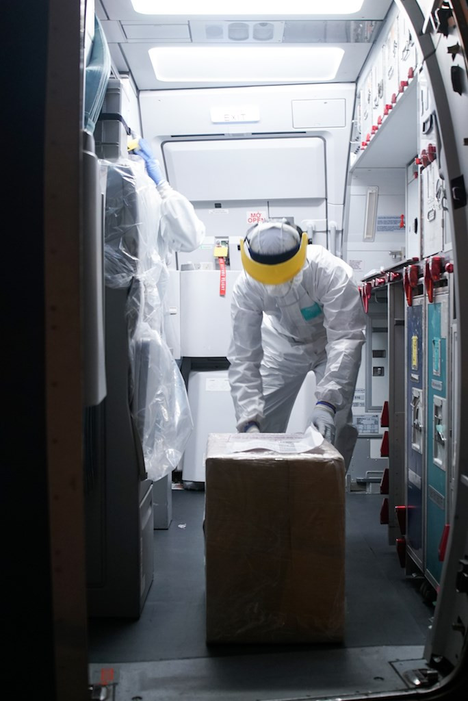 Inmediatamente después del aterrizaje, la tripulación transfirió las donaciones de Vietnam a representantes chinos en el aeropuerto de Wuhan. (Foto: Vietnam Airlines)