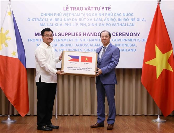 El embajador vietnamita en Phnom Phenh, Vu Quang Minh, presentó el 8 de abril pasado de forma simbólica donación de suministros médicos de Vietnam para apoyar a Camboya en la lucha contra COVID-19 (Foto: VNA)