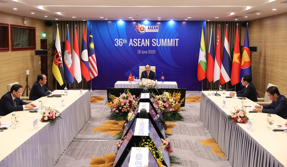 El primer ministro Nguyen Xuan Phuc, presidente de la ASEAN 2020, pronuncia el discurso de apertura de la Cumbre (Foto: VNA)