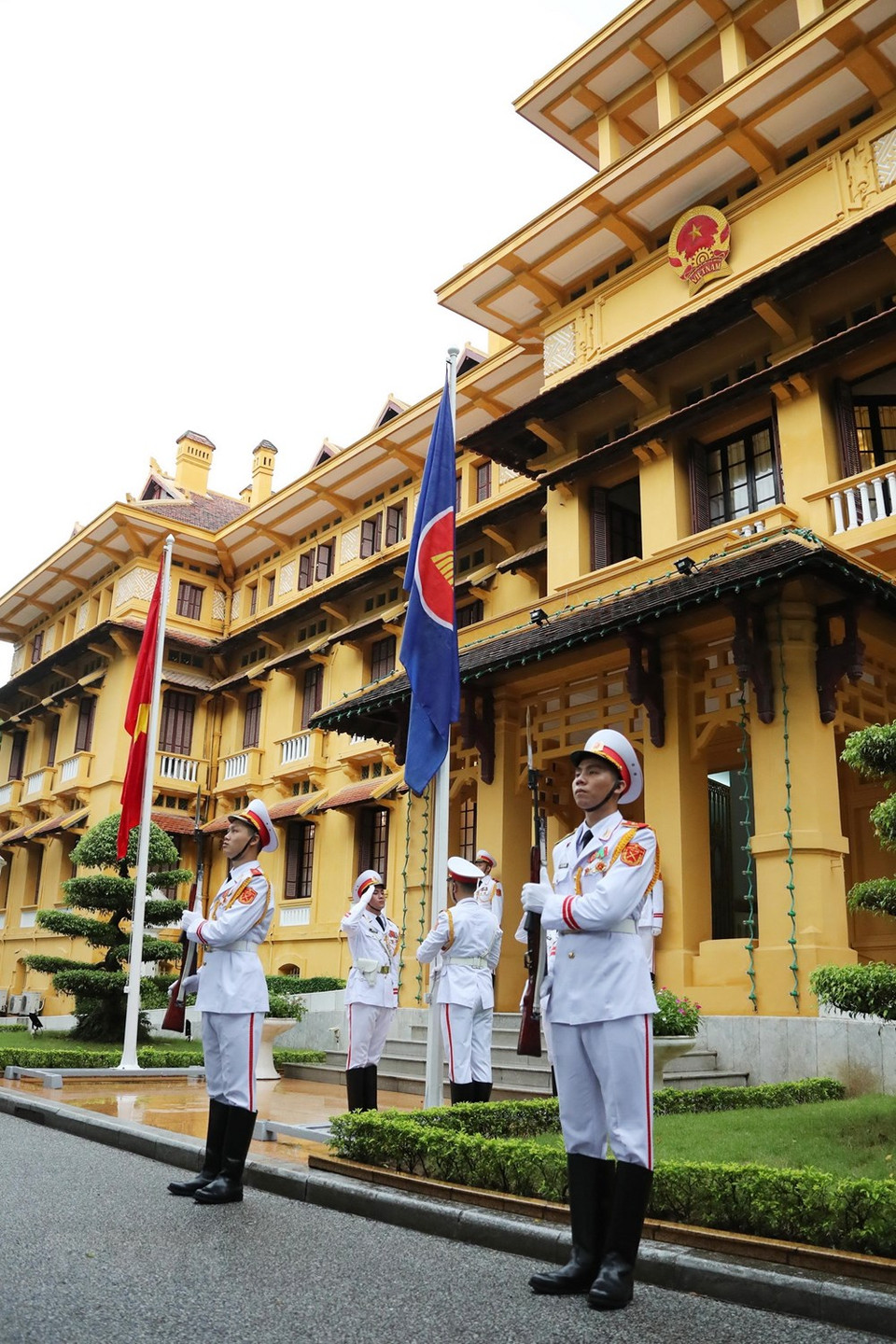 Banderas de la ASEAN y de Vietnam en la sede del Ministerio de Relaciones Exteriores en Hanoi (Foto: VNA)