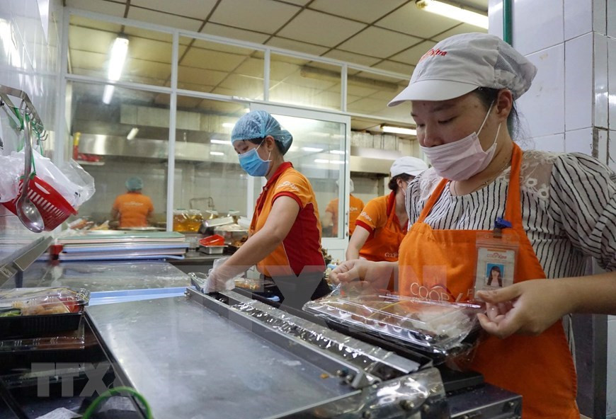 Cada comida se empaca cuidadosamente antes de enviarlo a las personas en áreas de cuarentena (Foto: VNA)