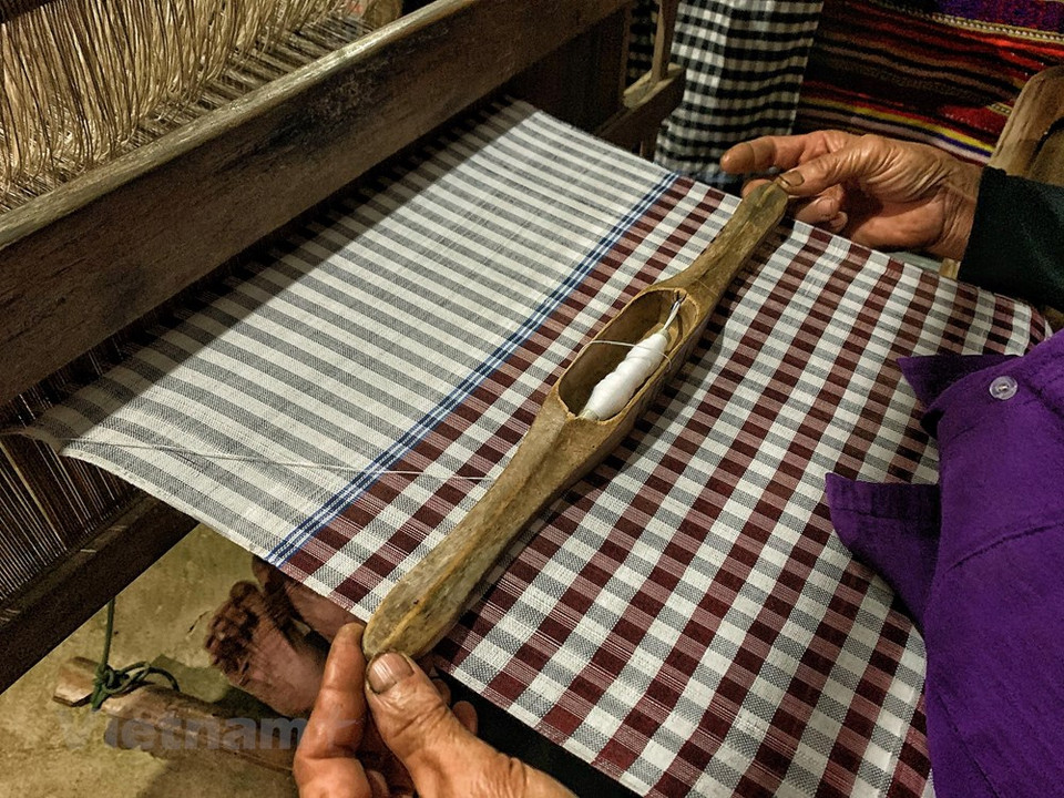 Artesana Ha Thi Minh, 71 años, con sus productos de brocados (Foto: Vietnam+)