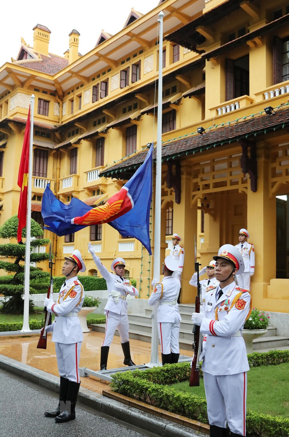 Izamiento de bandera de ASEAN para celebrar 53 aniversario de su fundación (Foto: VNA)