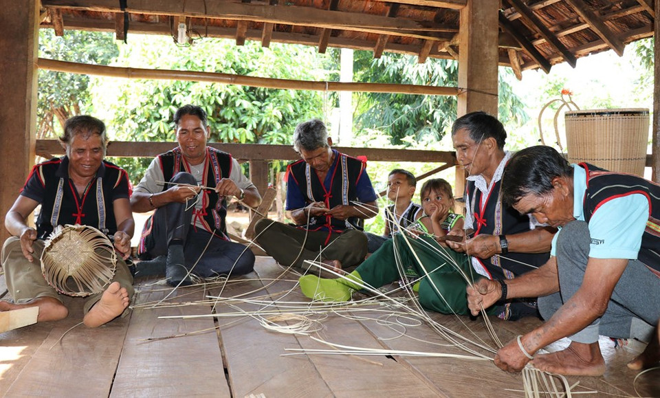 Los hombres de la aldea a menudo se reúnen para cortar bambú y tejer cestas juntos. (Foto: VNA)