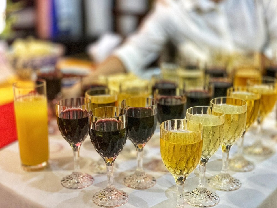 Vinos tinto y blanco españoles fueron servidos a los invitados. (Foto: Vietnam +)