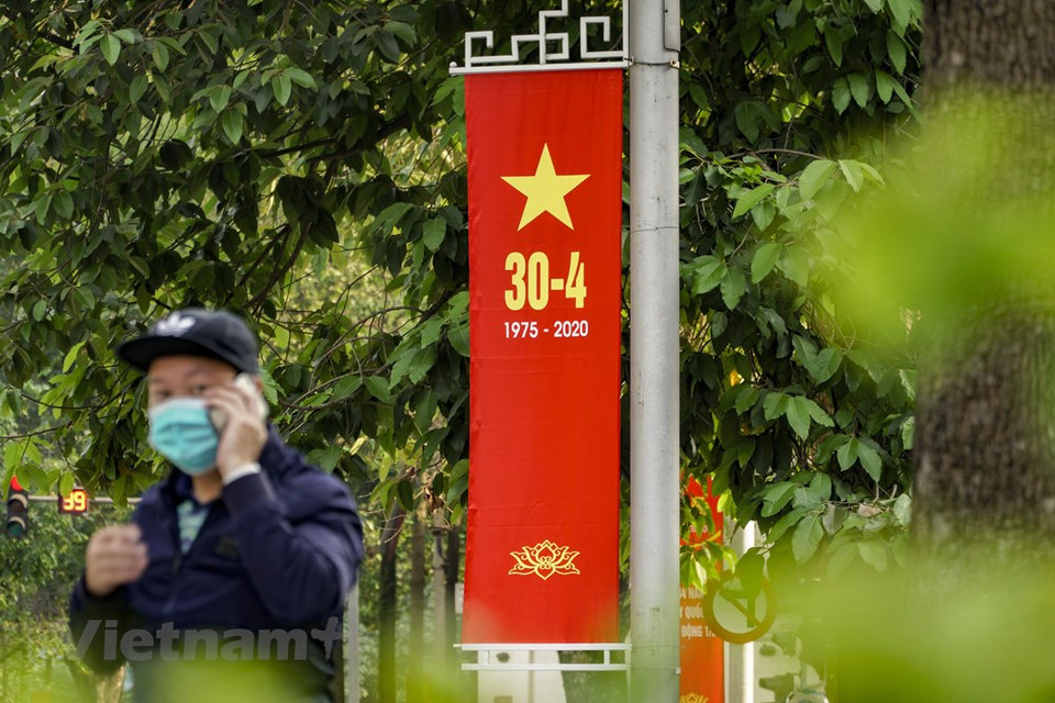 Hanoi celebra el 45 aniversario de la Liberación de Vietnam del Sur y la Reunificación del país con banderas y pancartas (Foto: VNA)