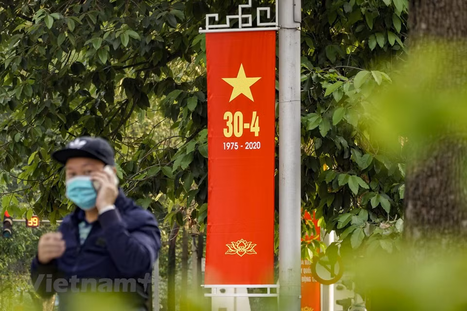 Hanoi celebra el 45 aniversario de la Liberación de Vietnam del Sur y la Reunificación del país con banderas y pancartas (Foto: VNA)