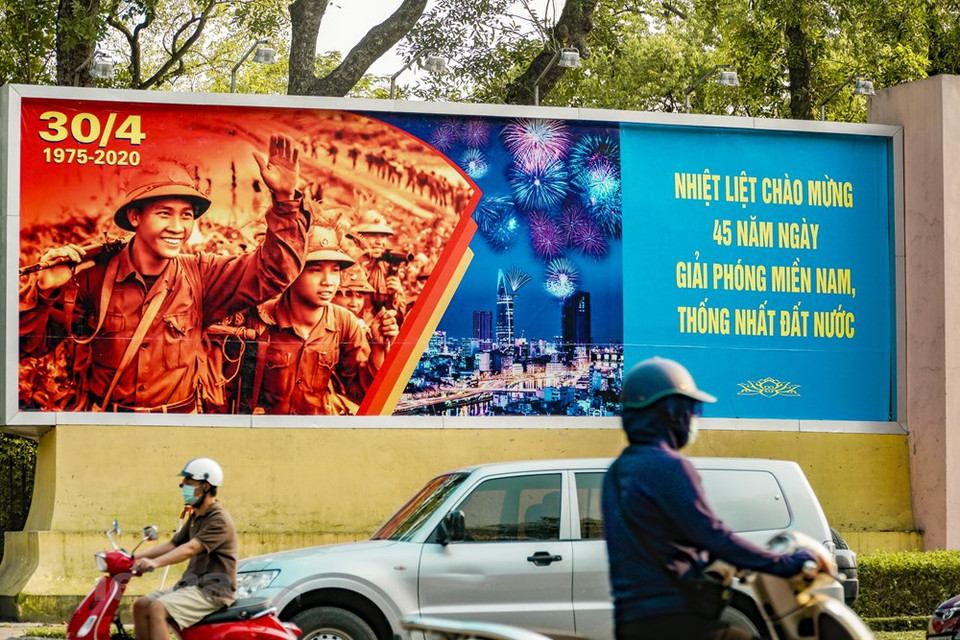 Un gran cartel con el lema "45 aniversario de Liberación del Sur y Reunificación Nacional" en la calle Tran Nhan Tong (Foto: VNA)