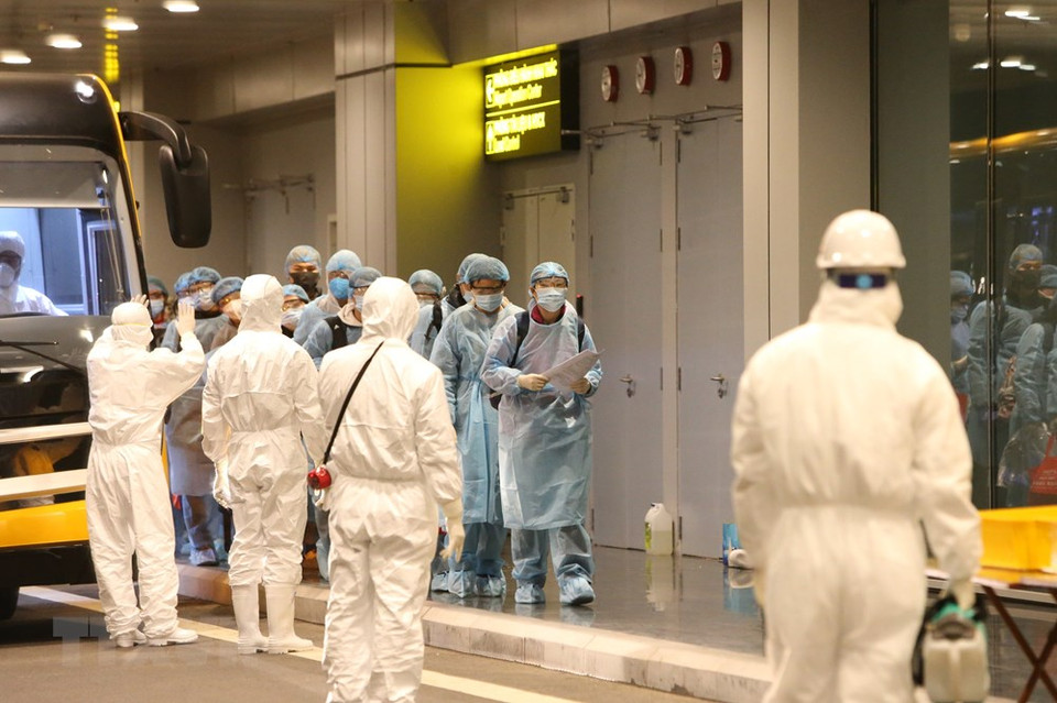 Los viajeros tuvieron instrucciones de desinfectarse bajo la supervisión de los trabajadores de la salud. (Foto: VNA)