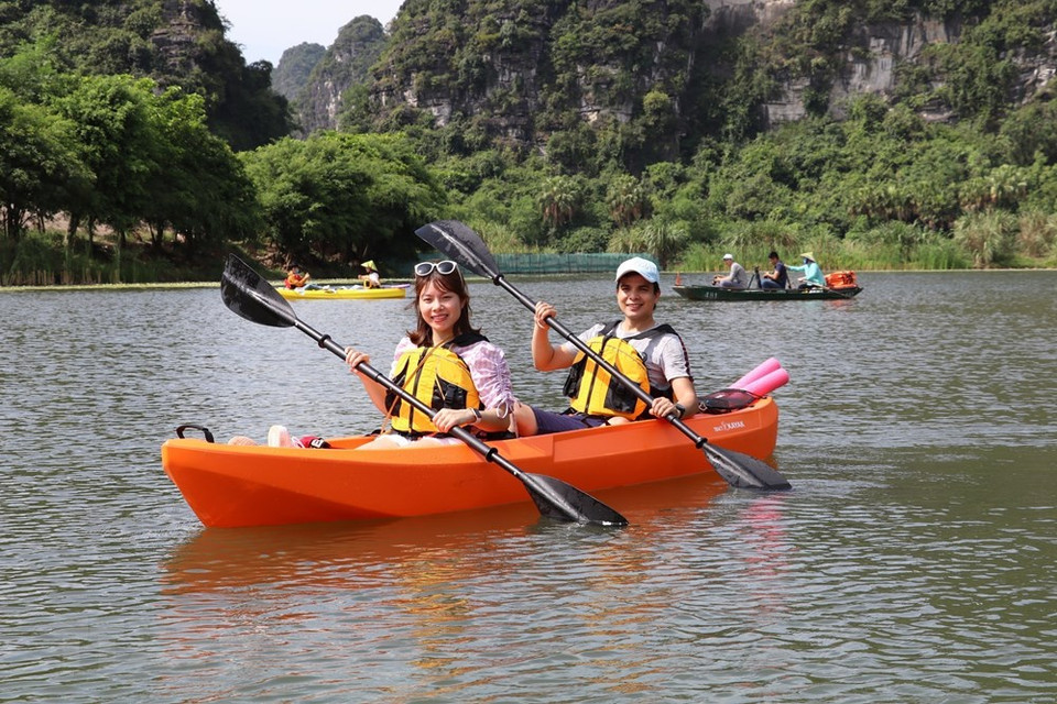 Los turistas experimentan kayak en el conocido complejo turístico de Trang An, en Ninh Binh (Foto: VNA)