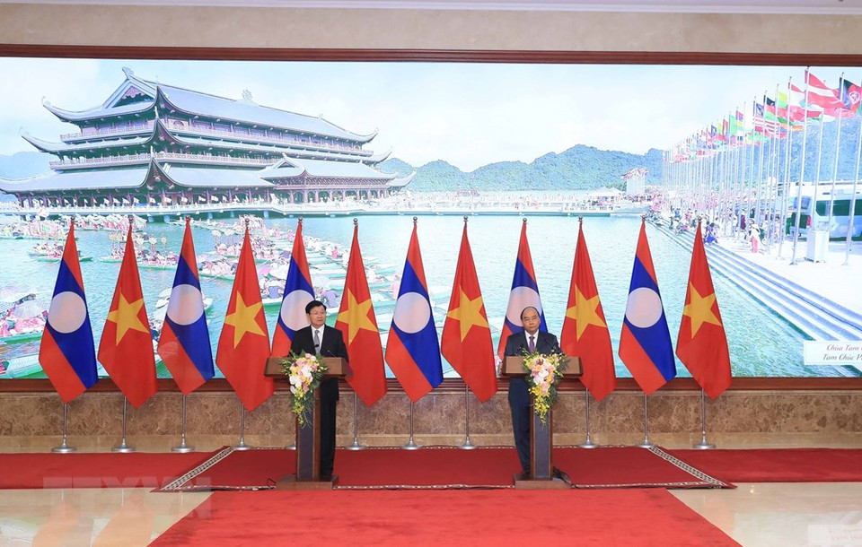 El primer ministro vietnamita, Nguyen Xuan Phuc, y su par laociano, Thongloun Sisoulith, ofrecieron una conferencia de prensa tras la reunión. (Foto: VNA)