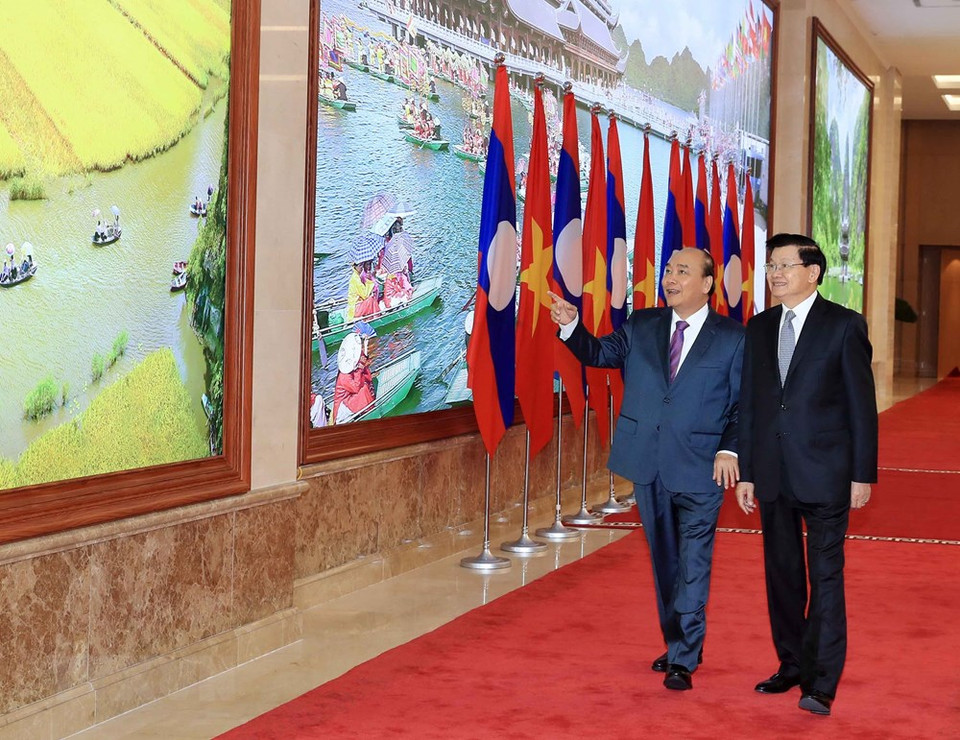 El primer ministro vietnamita, Nguyen Xuan Phuc, dio la bienvenida a su par laociano, Thongloun Sisoulith. (Foto: VNA)