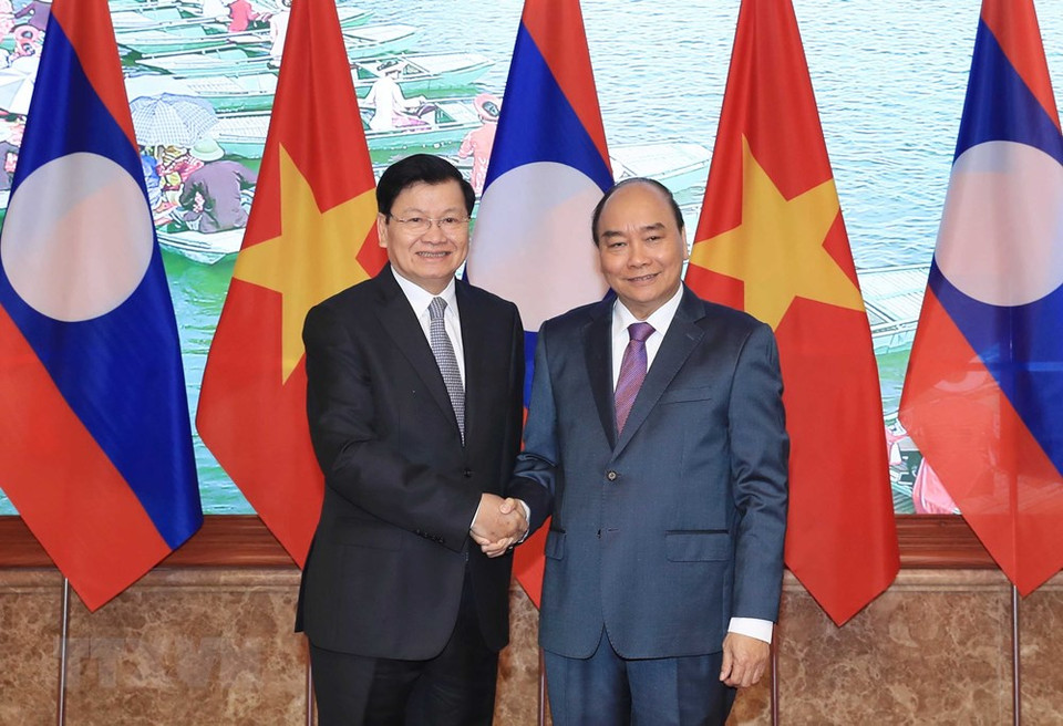 Encuentro a puerta cerrada entre el primer ministro vietnamita, Nguyen Xuan Phuc, y su par laociano, Thongloun Sisoulith, antes de la reunión del Comité Intergubernamental Vietnam-Laos. (Foto: VNA)