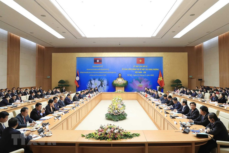 El primer ministro vietnamita, Nguyen Xuan Phuc, y su par laociano, Thongloun Sisoulith, copresidieron la 42 reunión del Comité Intergubernamental Vietnam-Laos. (Foto: VNA)