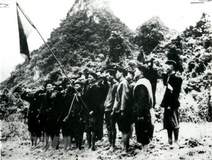 El 15 de mayo de 1945, la Propaganda de Vietnam para la Liberación del Ejército y el Ejército de Salvación Nacional se unieron con el nuevo nombre de Ejército de Liberación de Vietnam, convirtiéndose en la fuerza política clave de de la Revolución de Agosto. (Archivo de VNA)