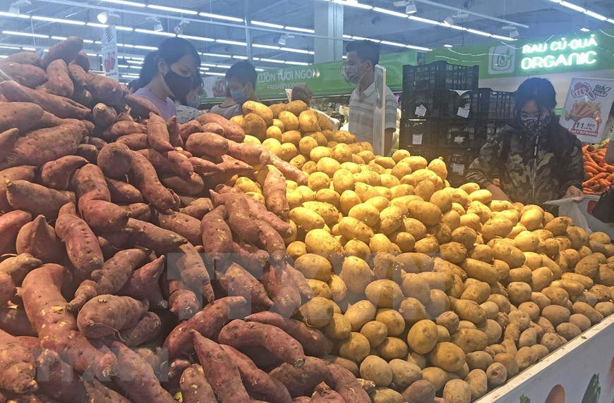 Abundantes productos se encuentran en los estantes del supermercado Big C Thang Long en Hanoi (Foto: VNA)