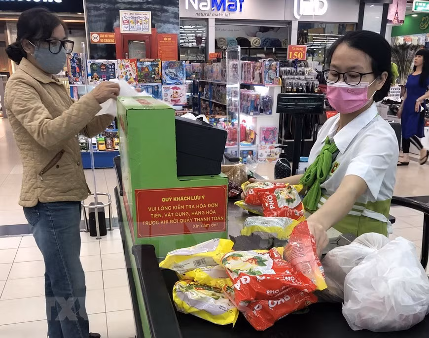 Durante los fines de semana, el número de clientes se reduce de forma notable debido a que la población minimiza su salida (Foto: VNA)
