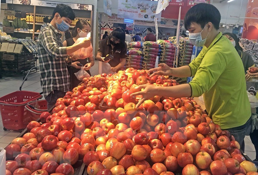 Los clientes seleccionan productos en el supermercado Big C Thang Long en Hanoi (Foto: VNA)