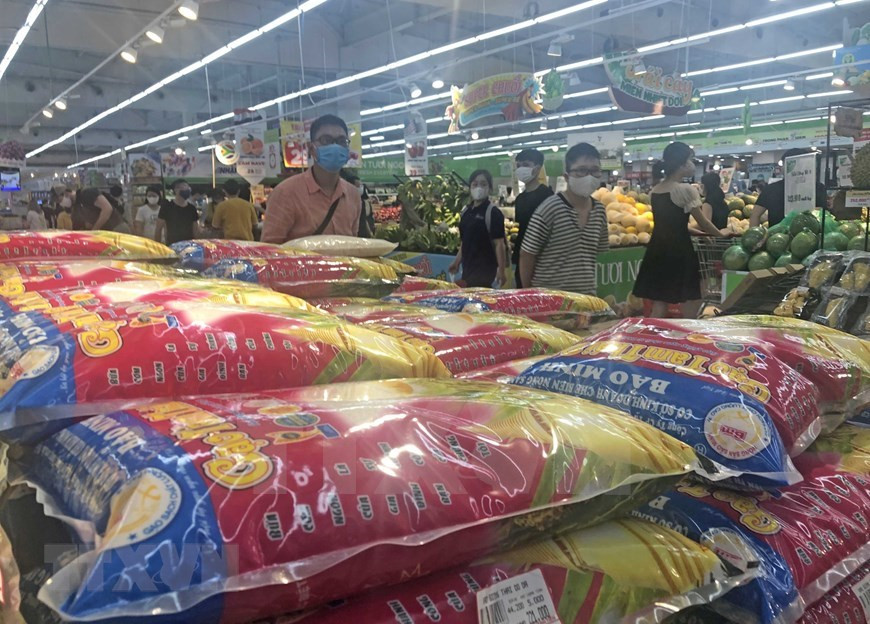 Abundantes productos se encuentran en los estantes del supermercado Big C Thang Long en Hanoi (Foto: VNA)