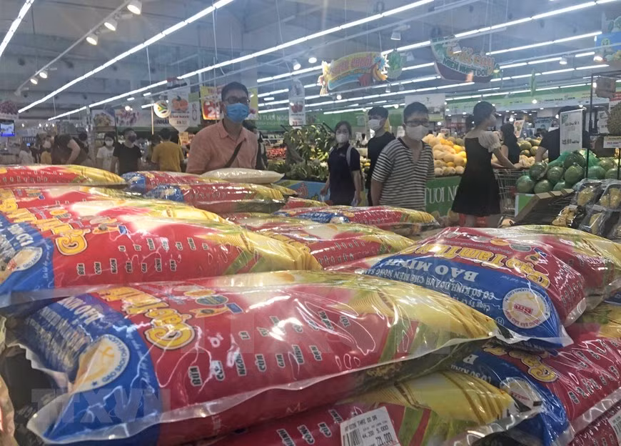Abundantes productos se encuentran en los estantes del supermercado Big C Thang Long en Hanoi (Foto: VNA)