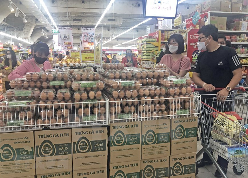 Los clientes seleccionan productos en el supermercado Big C Thang Long en Hanoi (Foto: VNA)