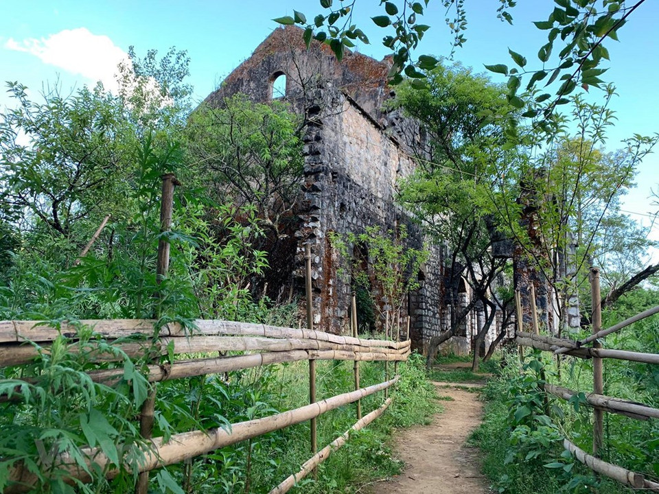 Todas las paredes y ventanas están cubiertas de musgo pero su construcción aún está muy sólida. (Foto: Vietnam+)