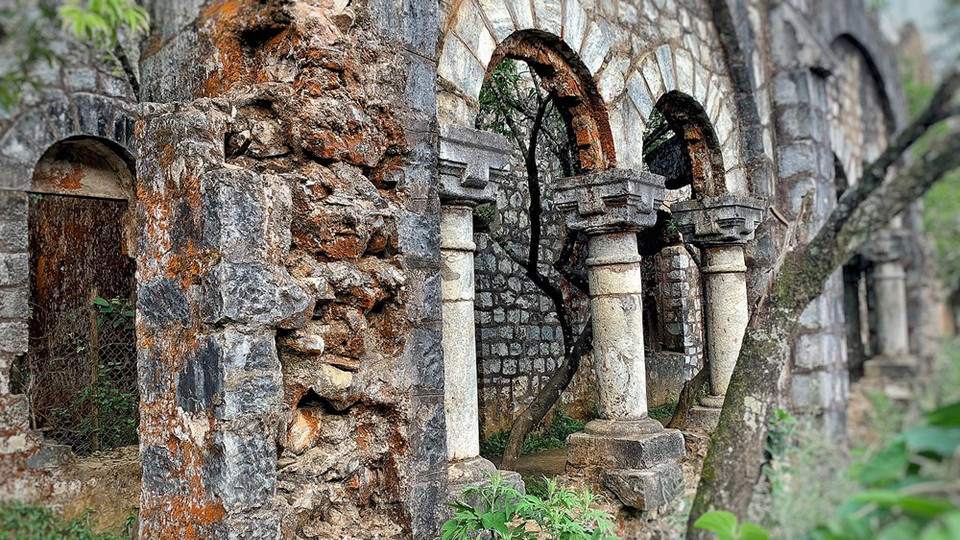 Todas las paredes y ventanas están cubiertas de musgo pero su construcción aún está muy sólida. (Foto: Vietnam+)