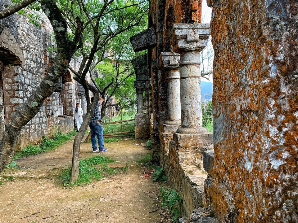 La ruina queda sólo paredes de piedra cubiertas de musgo. (Foto: Vietnam+)