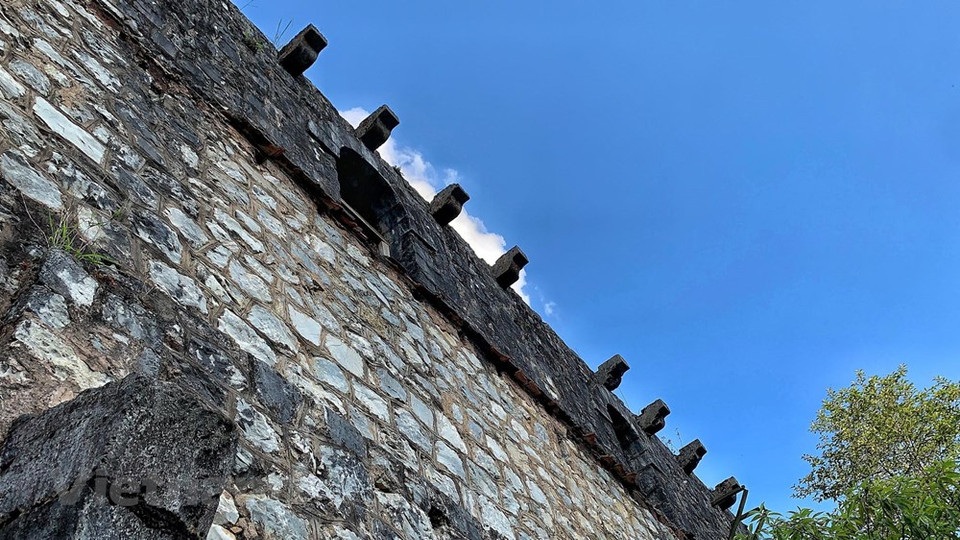 Todas las paredes y ventanas están cubiertas de musgo pero su construcción aún está muy sólida. (Foto: Vietnam+)