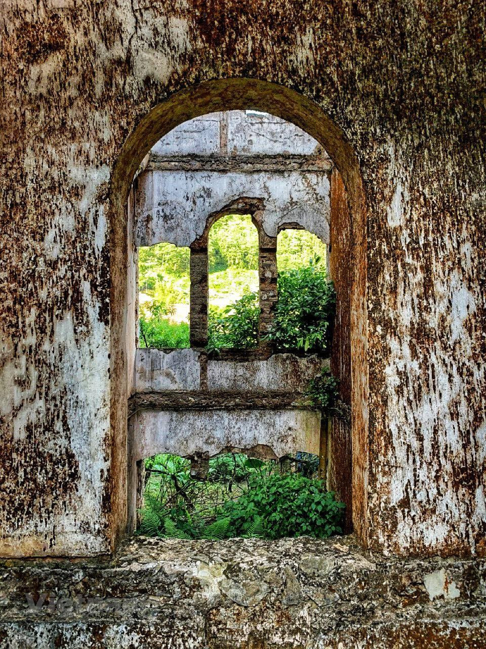 Todas las paredes y ventanas están cubiertas de musgo pero su construcción aún está muy sólida. (Foto: Vietnam+)